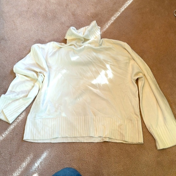 Laundry By Shelli Segal Cream Turtleneck Sweater size large NWT - Picture 2 of 3